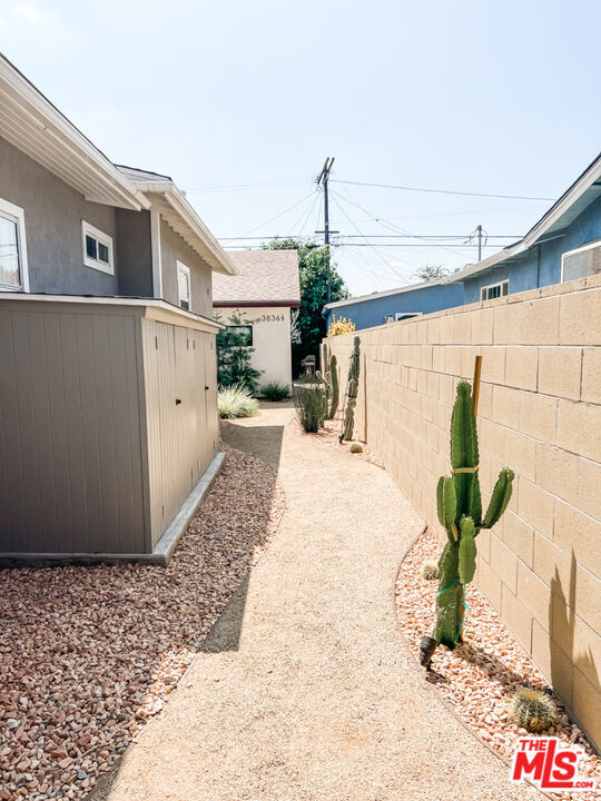 Building Photo - 3836 1/2 Seneca Ave