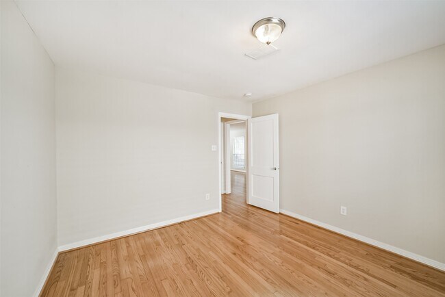 Building Photo - 2411 Wroxton Rd