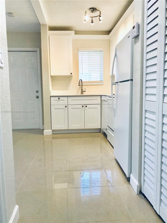 Building Photo - 1949 Funston St