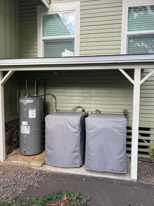 Building Photo - Split AC's In each room. Wet Bar. Spacious