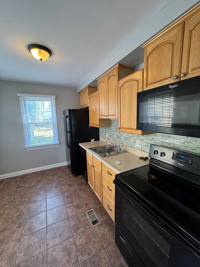 Building Photo - 3 bed 2 bath Berkley bungalow with garage ...