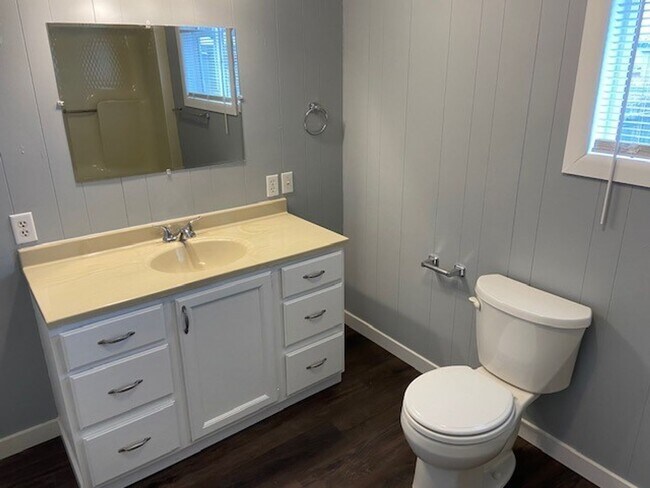 Building Photo - Single-Family Home in Hollister