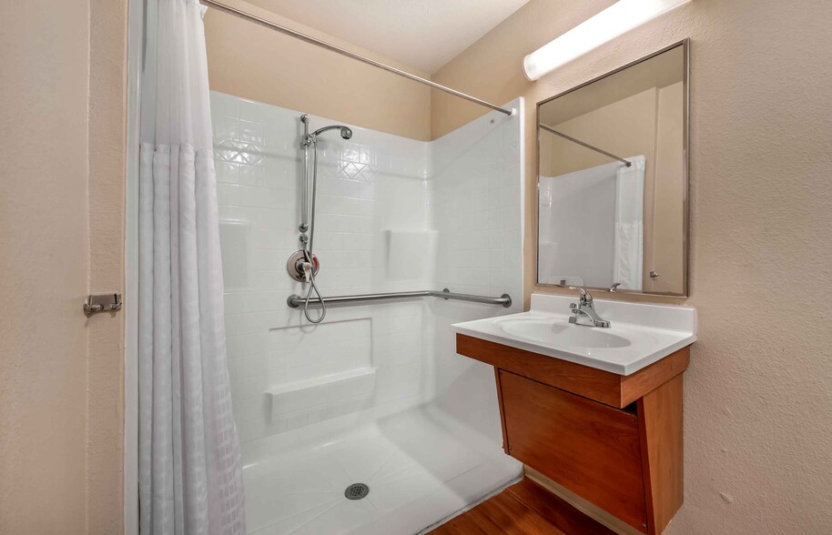 Building Photo - Furnished Studio-Wichita - North