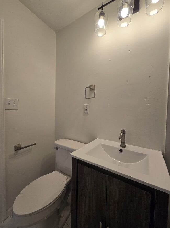 Building Photo - 2248 E Aloma St