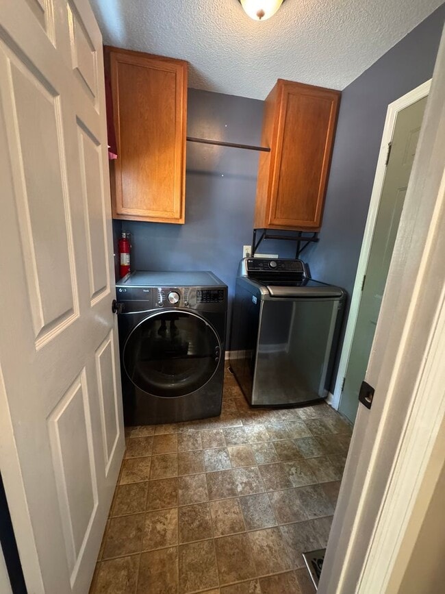Building Photo - 2000/3 br/2.5 ba/bonus room/office 2,330 sqft