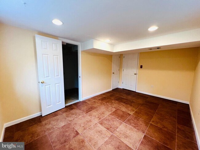 Building Photo - 2220 Primrose Dr