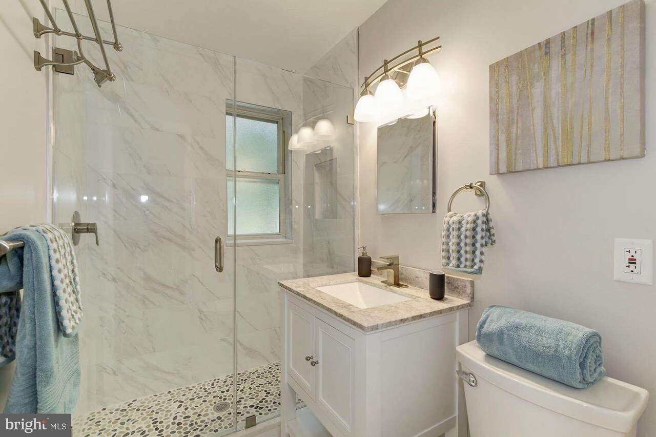 Building Photo - 4004 Beecher St NW