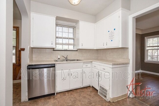 Building Photo - 3575 Grosvenor Rd