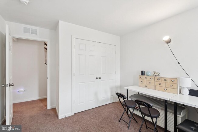 Building Photo - 42227 Canary Grass Square