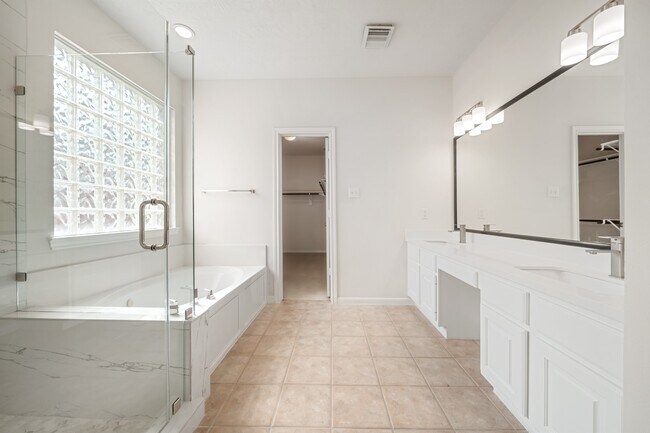 Building Photo - 6214 Laguna Del Rey Dr