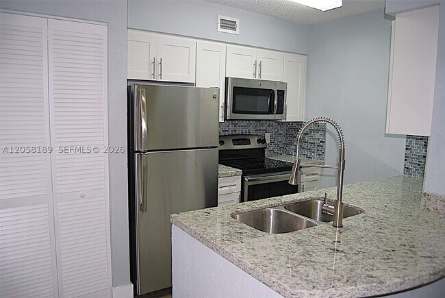 Building Photo - 2803 N Oakland Forest Dr