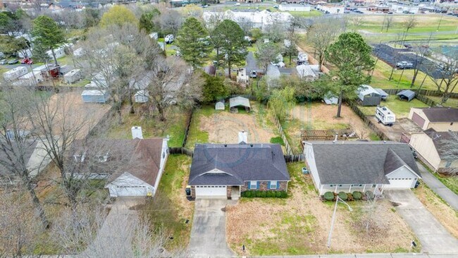 Building Photo - Attn: Pilots! 3BR 2BA Crashpad!