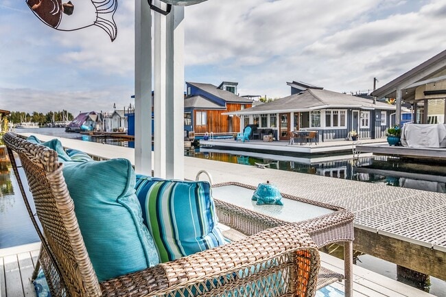 Building Photo - Portage Bay Floating Home