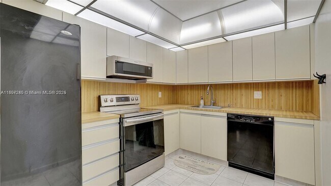 Building Photo - 2500 Parkview Dr