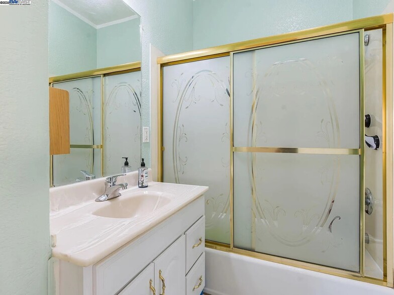 Building Photo - 473 Newton Ave