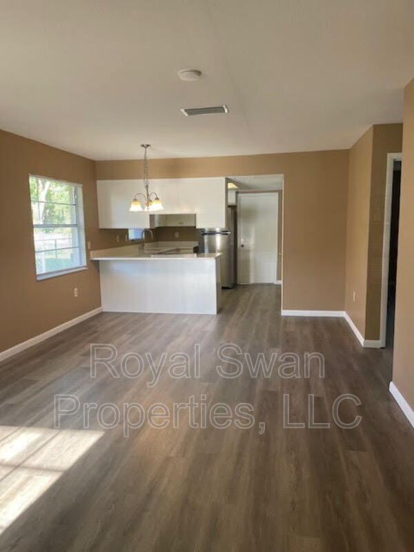 Building Photo - 724 Zella Ln