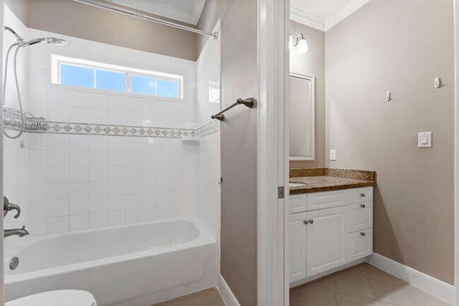 Building Photo - 1038 Memorial Village Dr