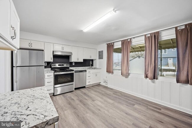 Building Photo - 7911 Bank St