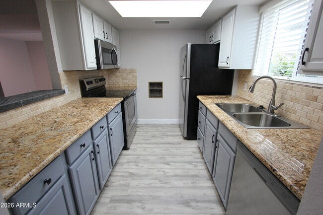 Building Photo - 850 S River Dr