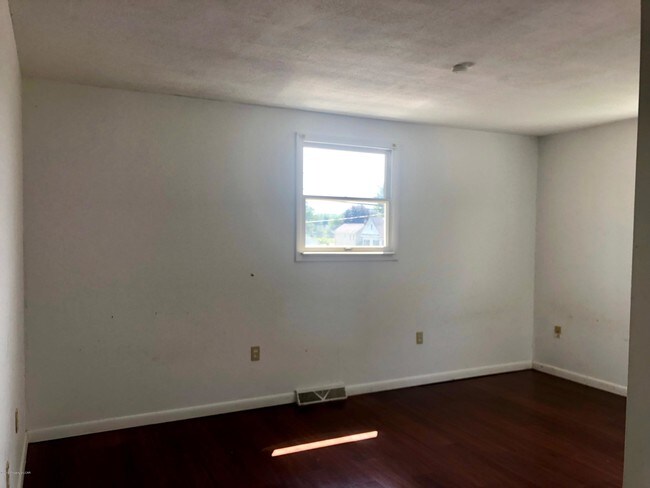 Building Photo - 423-425-425 Moss St