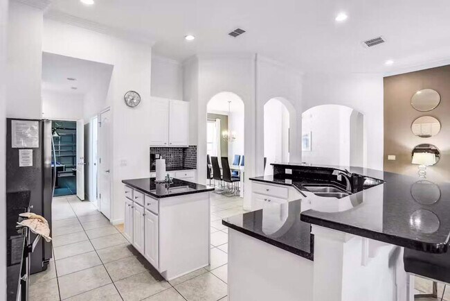 Building Photo - 4140 Oak Tree Dr