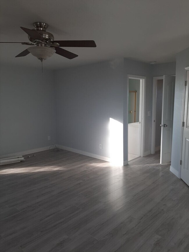 Building Photo - Amazing Panoramic Views & Room to Spread o...