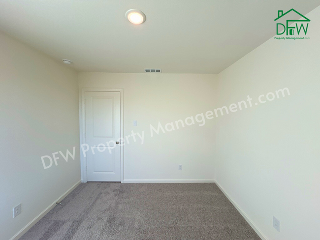 Building Photo - Spacious 5-Bedroom Home with Modern Upgrad...