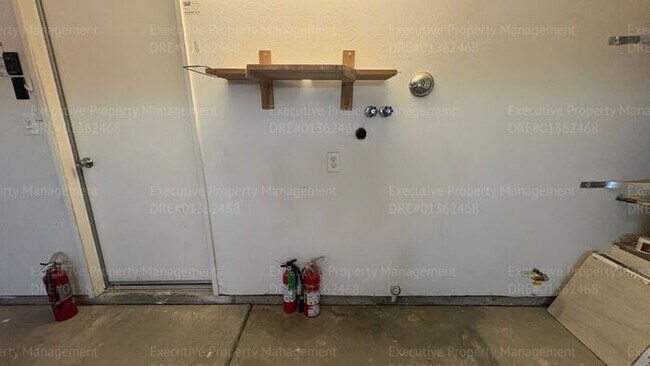 Building Photo - 4 bedroom 2 bathroom split wing home in North Bakersfield