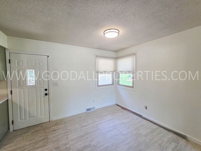 Building Photo - 4 Bedroom Split-Level Home for Rent in Urbandale – 2 Living Areas & Private Backyard!