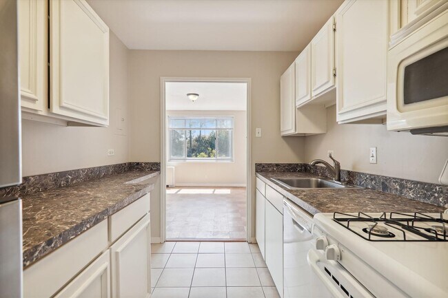 Building Photo - Spacious 1br/1bth Condo minutes from Downtown Silver Spring!