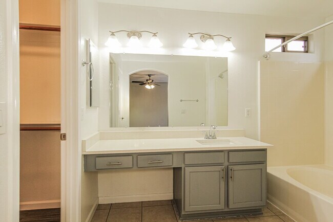 Building Photo - 15550 N Naegel Dr