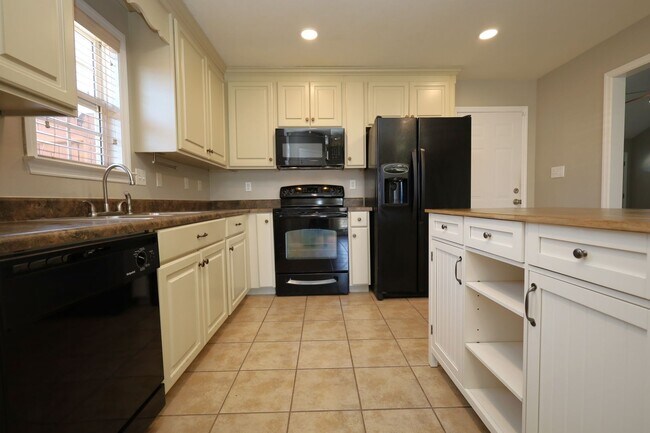 Building Photo - 1823 Hazel Dr