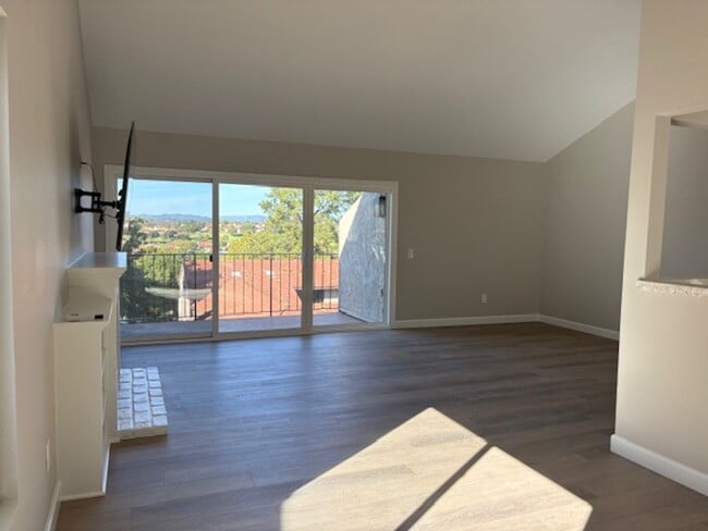 Building Photo - Remodeled Oaks North View Condo