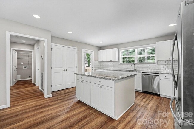 Building Photo - 931 E Front St