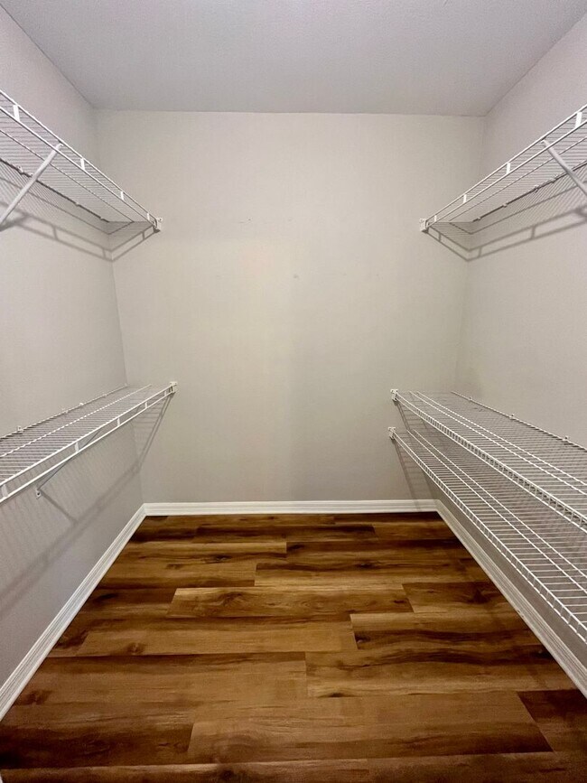 Building Photo - Spacious 2/2 unit becoming available July ...