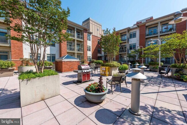 Building Photo - 309 Holland Ln