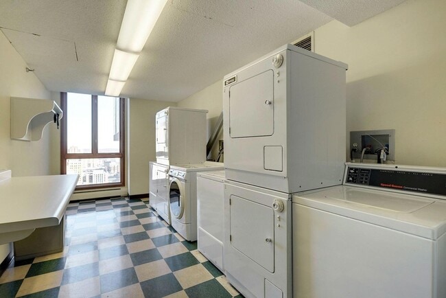 Building Photo - 433 S 7th St