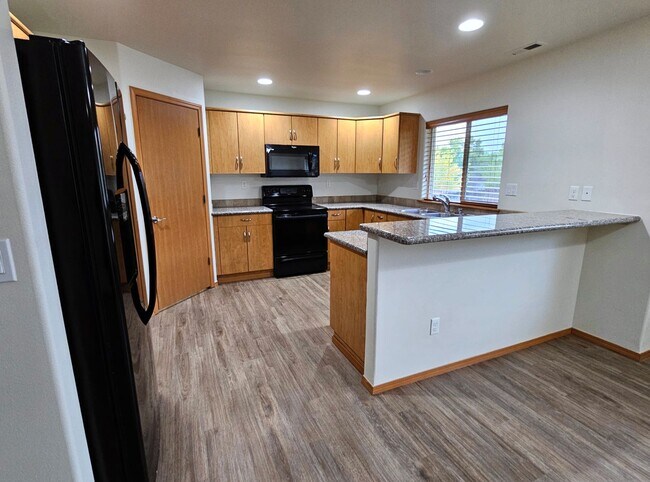 Building Photo - Open, One-Level Living- 4 Bedroom, 2.5 Bath Richland Home with Spacious Backyard