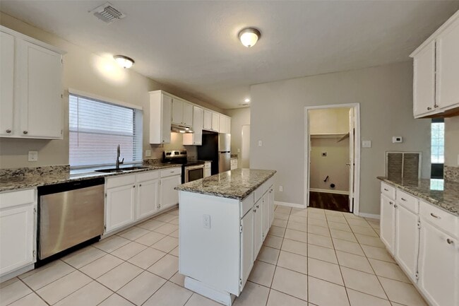 Building Photo - 15907 Lausanne Dr