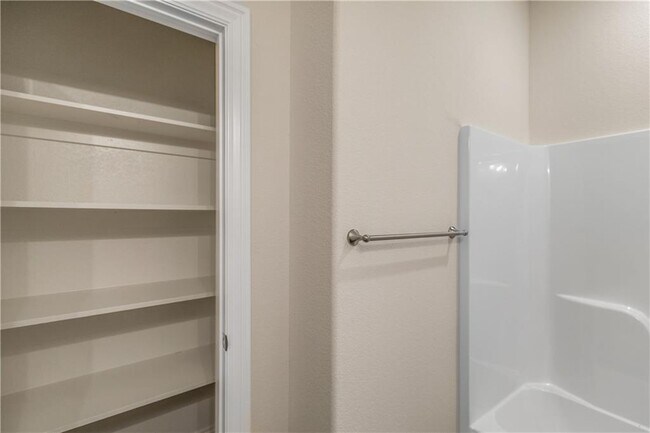 Building Photo - 411 Linda Ln