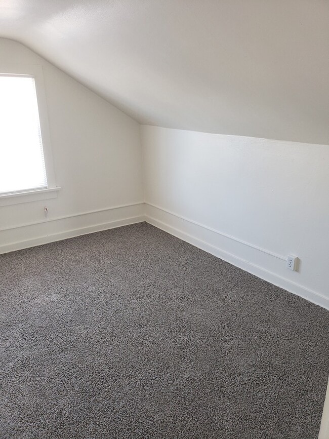 Building Photo - 302 Miles Ave