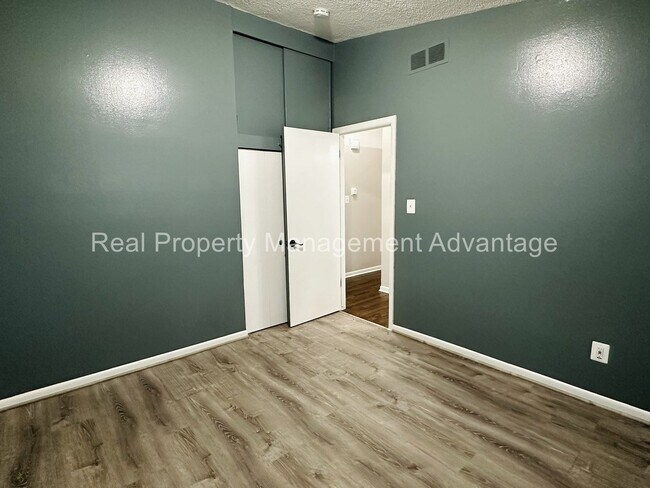 Building Photo - Oak Park Mid-Century Modern Beauty!