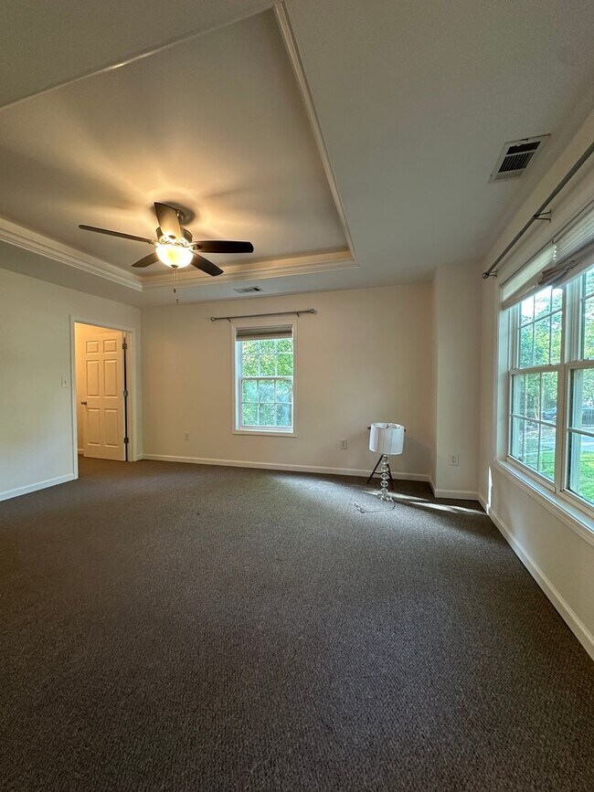 Building Photo - 250 Hodgson Dr
