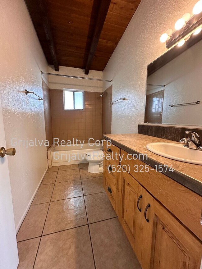 Building Photo - 2016 N Madelyn Ave