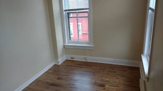 Building Photo - 1 Bedroom in Midtown w/optional Garage