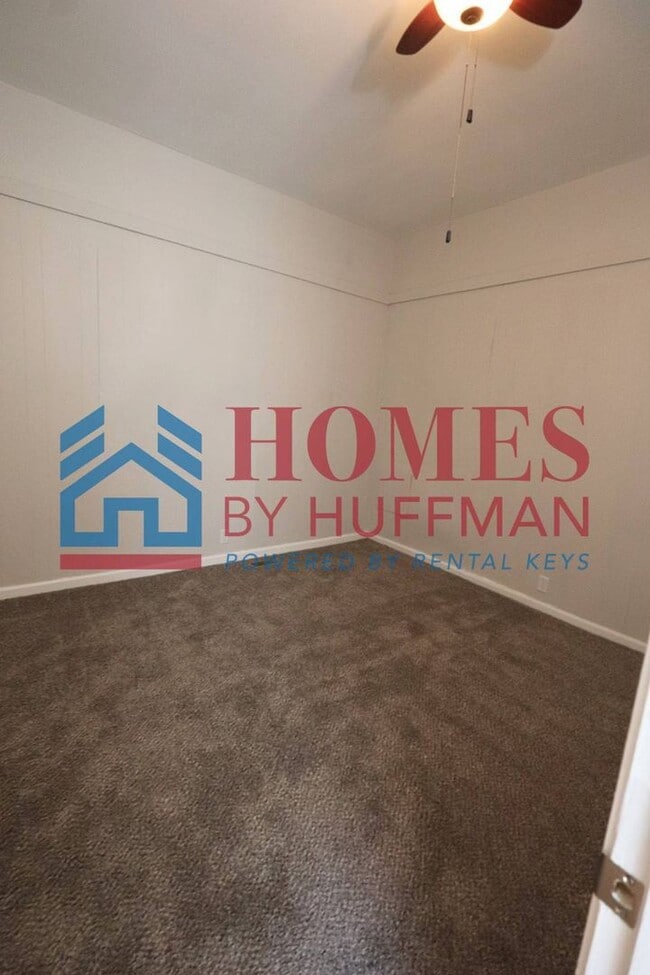 Building Photo - Three Bedroom House