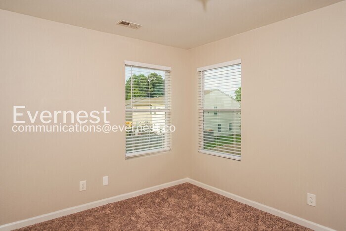 Building Photo - 201 Cloverbrook Dr