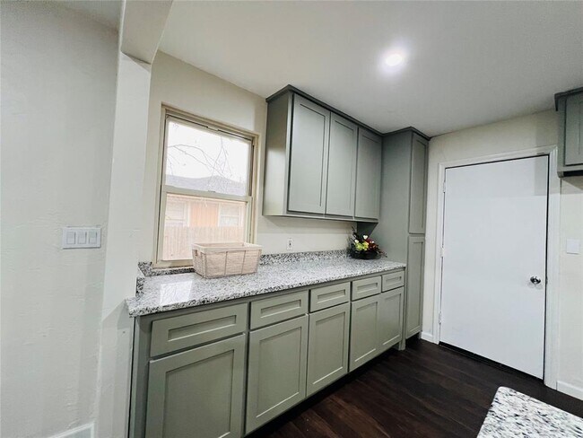 Building Photo - 1847 N Allen Ln