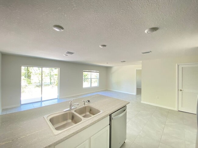 Building Photo - Desirable Lake Diamond Subdivision 4/2/2 **Won't Last*