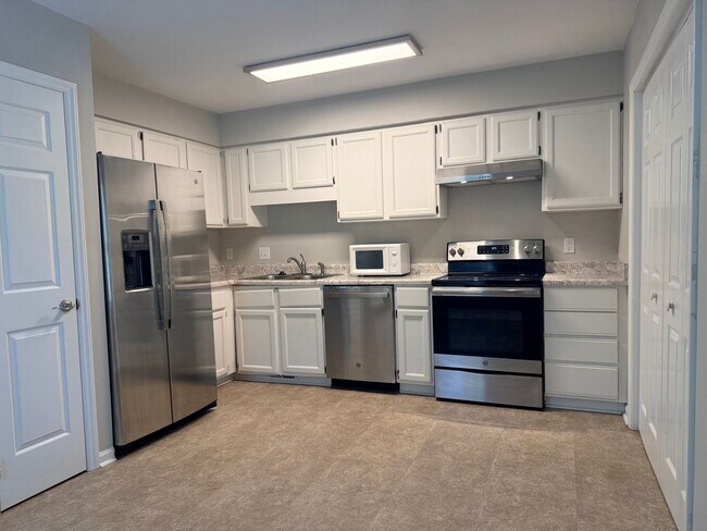 Building Photo - 2922 Glenridge Dr